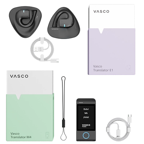 M4 E1 set Комплект Vasco Translator E1 с две безжични слушалки за превод, кабел за зареждане, ръководство, калъф и опаковка, показан до кутията на Vasco Translator M4 с връзката и кабела.