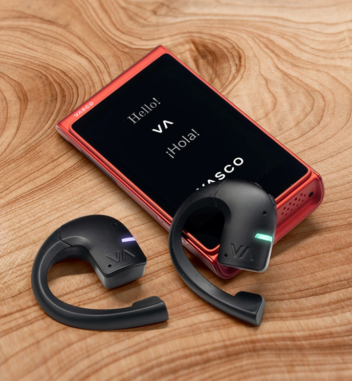 Човек клика върху настройките на слушалките за превод в устройство Vasco V4